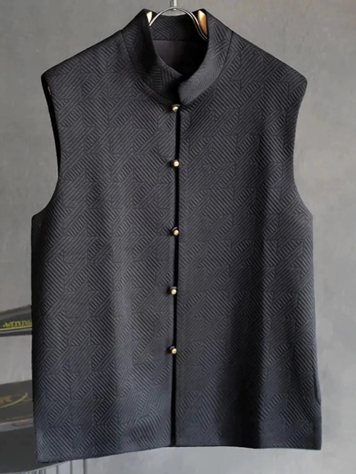 Новая китайская мужская верхняя одежда: жилет с подплечниками и воротником-стойкой, весенняя мода, ретро-стиль, для делового джентльмена
Новая китайская мужская верхняя одежда: жилет с подплечниками и воротником-стойкой, весенняя мода, ретро-стиль, для делового джентльмена