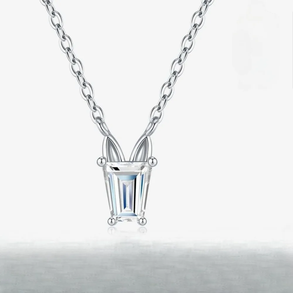 S925 Sterling Silver Emerald Cut Moissanite Horse Necklace for Women Minimalist Clavicle Necklaces Birthday Gift Valentine's Day
S925 Sterling Silver Emerald Cut Moissanite Horse Necklace for Women Minimalist Clavicle Necklaces Birthday Gift Valentine's Day