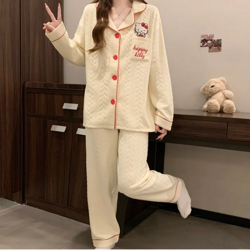 Sanrio новая кавайная женская пижама Hello Kitty на осень/зиму с лацканами, дышащая хлопковая домашняя одежда, женские пижамы с героями мультфильмов аниме, праздничный подарок для девочек
Sanrio новая кавайная женская пижама Hello Kitty на осень/зиму с лацканами, дышащая хлопковая домашняя одежда, женские пижамы с героями мультфильмов аниме, праздничный подарок для девочек