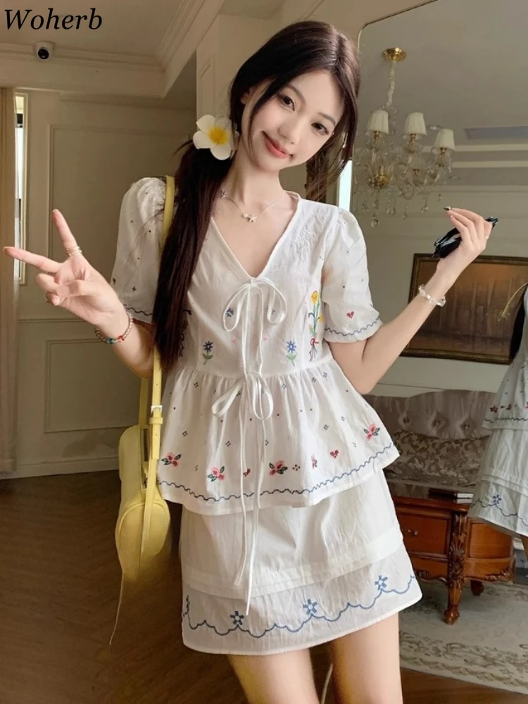 2025 Blusas Mujer De Moda Flower Embroidery Blouse Women's Clothing V Neck Bandage Shirts Vintage Summer New Puff Sleeve Blouses
2025 Blusas Mujer De Moda Flower Embroidery Blouse Women's Clothing V Neck Bandage Shirts Vintage Summer New Puff Sleeve Blouses