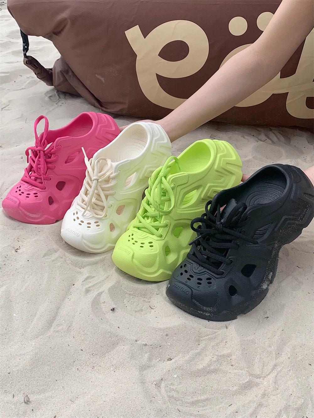 Casual Sporty Water Shoes Unisex Trendy Clog Shoes Beach Sandals Women's Slip-On Hollow out Design Korean Style Flat Heel
Casual Sporty Water Shoes Unisex Trendy Clog Shoes Beach Sandals Women's Slip-On Hollow out Design Korean Style Flat Heel