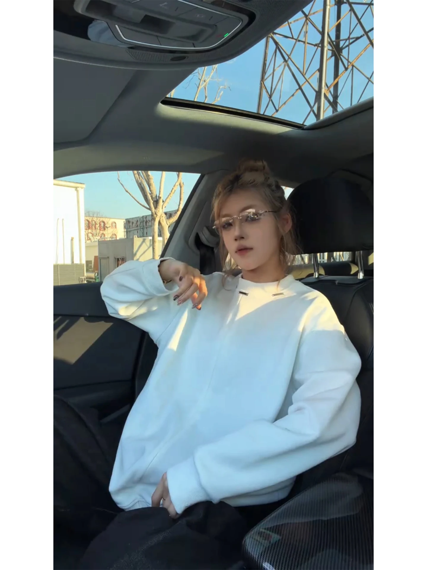 Loose Men's White Half-Zip Metal Logo Sweatshirt Long Sleeve Casual Outerwear Spring Autumn American Design Loose Fit T-Shirt
Loose Men's White Half-Zip Metal Logo Sweatshirt Long Sleeve Casual Outerwear Spring Autumn American Design Loose Fit T-Shirt