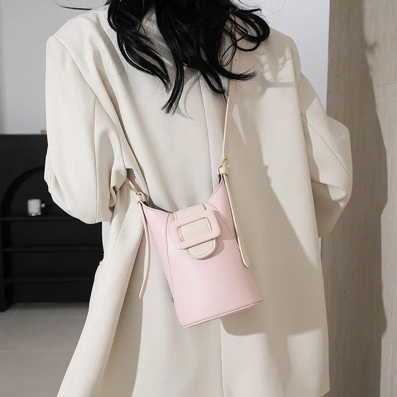 Women's Color Contrasting Design Crossbody Bag New Summer Collection Simple Fashionable Handbag Single Shoulder Phone Bag
Women's Color Contrasting Design Crossbody Bag New Summer Collection Simple Fashionable Handbag Single Shoulder Phone Bag