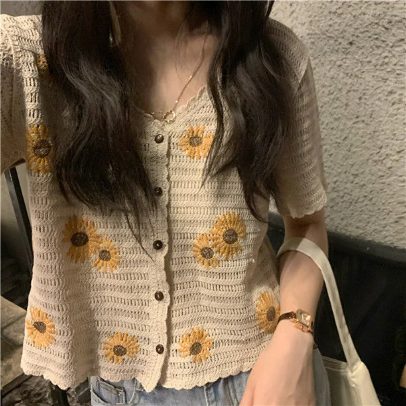Cardigan Female 2023 Summer Slim Versatile Style V-neck Small Daisy Embroidery Short Sleeve Knitted Short Cardigan Top for Women
Cardigan Female 2023 Summer Slim Versatile Style V-neck Small Daisy Embroidery Short Sleeve Knitted Short Cardigan Top for Women