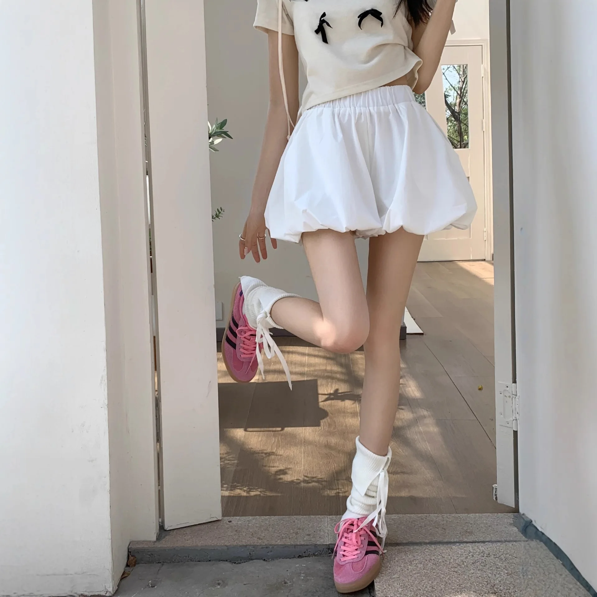 Korean style flower bud fluffy versatile shorts for women in summer, new short, high waist, wide leg casual pants
Korean style flower bud fluffy versatile shorts for women in summer, new short, high waist, wide leg casual pants