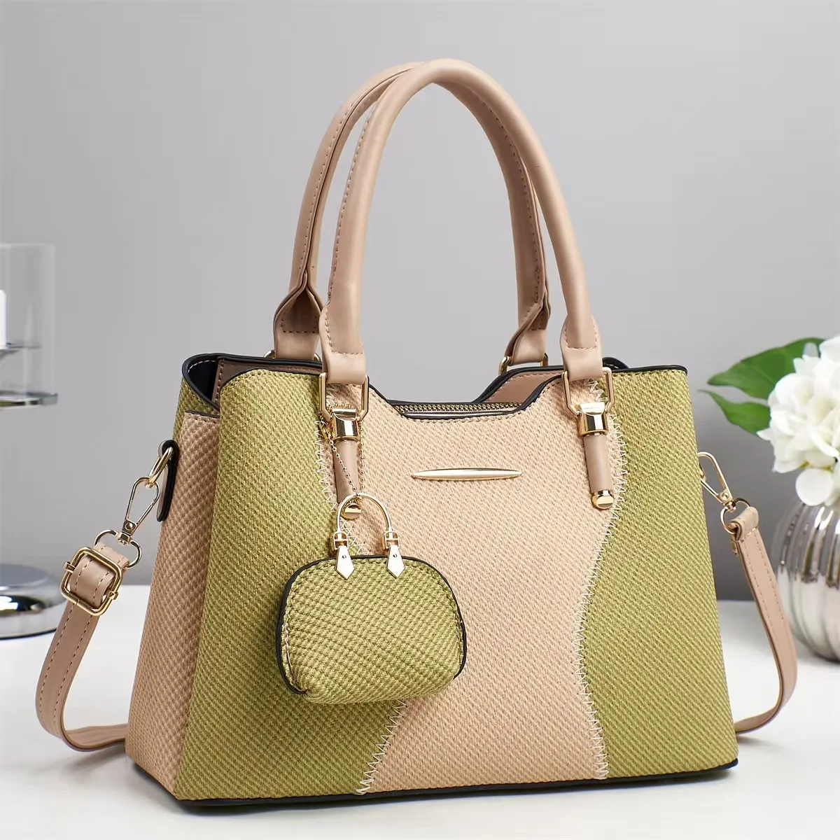 Retro Light Luxury Women's Handbag, Fashion Trend Boutique Large-capacity Women's Bag, Elegant and Versatile Diagonal Span Bag 
Retro Light Luxury Women's Handbag, Fashion Trend Boutique Large-capacity Women's Bag, Elegant and Versatile Diagonal Span Bag