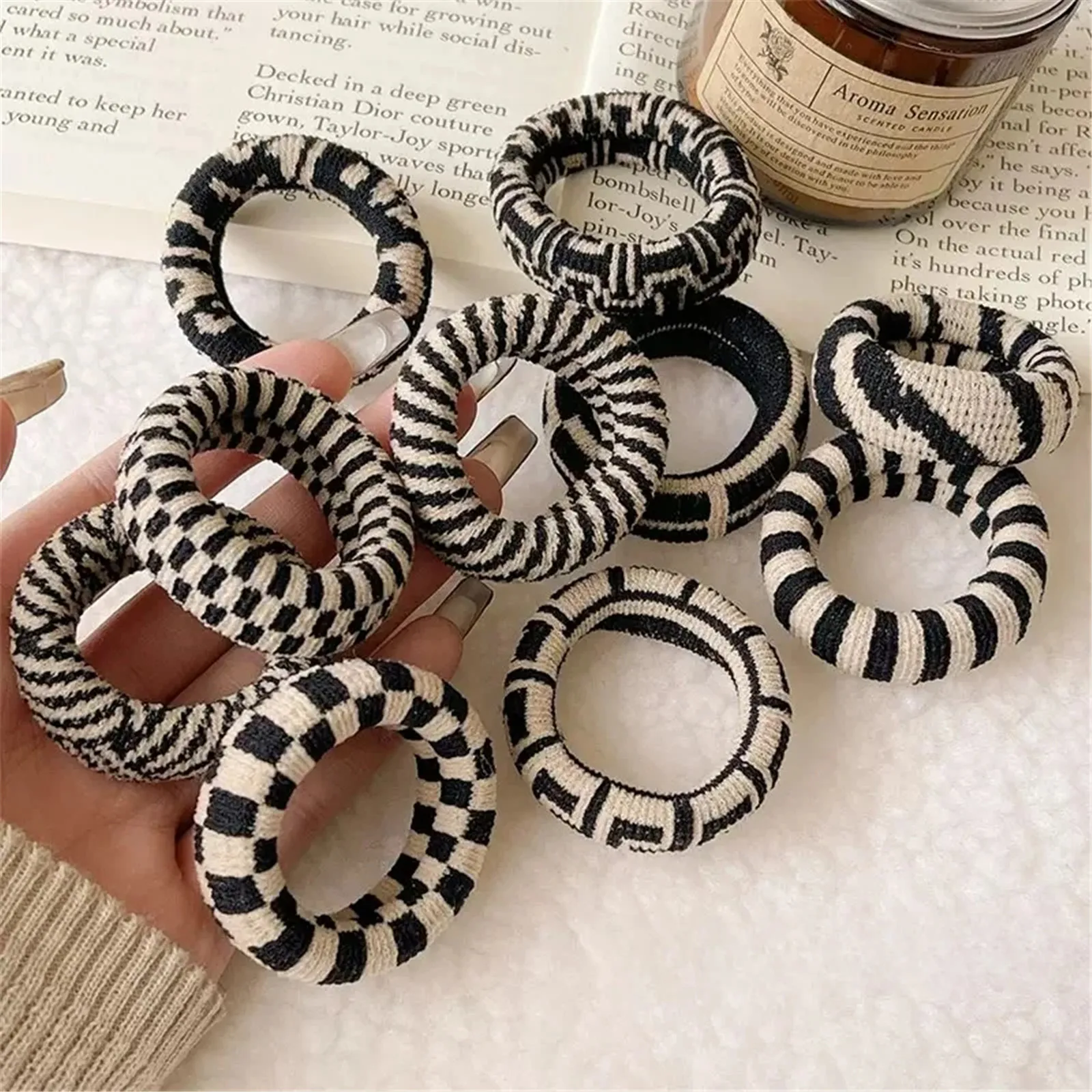 5Pcs Korean High-Elasticity Seamless Hair Ties,Black and White Checkered Traceless Hair Ring,Simple and Durable Thick Hair Bands
5Pcs Korean High-Elasticity Seamless Hair Ties,Black and White Checkered Traceless Hair Ring,Simple and Durable Thick Hair Bands