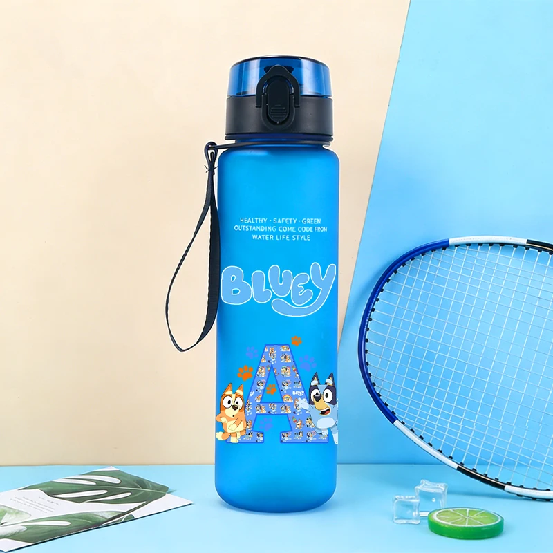 Детская бутылка для воды Blueyi Cute Water Bottle, новая, с мультяшными буквами A-Z, для школы, для мальчиков и девочек, для занятий спортом на открытом воздухе, 650 мл, пластиковая кружка, подарок для детей
Детская бутылка для воды Blueyi Cute Water Bottle, новая, с мультяшными буквами A-Z, для школы, для мальчиков и девочек, для занятий спортом на открытом воздухе, 650 мл, пластиковая кружка, подарок для детей
