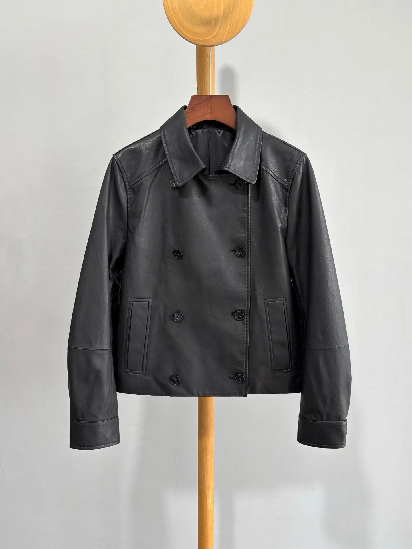 2025 Women's Autumn and Winter New Sheepskin Double-breasted Short Leather Jacket
2025 Women's Autumn and Winter New Sheepskin Double-breasted Short Leather Jacket
