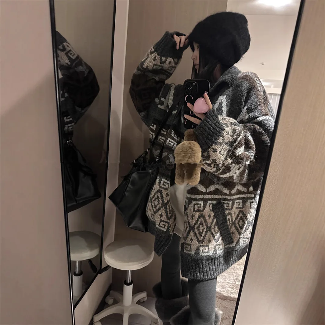 Women Knitted Cardigan Sweaters Casual Jumpers Geometric Spliced Long Sleeves V Neck Loose Soft Thick Street Wear 2025 Winter
Women Knitted Cardigan Sweaters Casual Jumpers Geometric Spliced Long Sleeves V Neck Loose Soft Thick Street Wear 2025 Winter