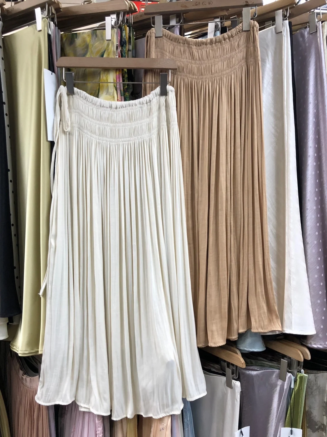 Elegant Color Women's Midi Skirt Summer Versatile Loose Drapey Pleated A-Line Skirt Elastic Waist Drawstring Full Lengt...
Elegant Color Women's Midi Skirt Summer Versatile Loose Drapey Pleated A-Line Skirt Elastic Waist Drawstring Full Lengt...