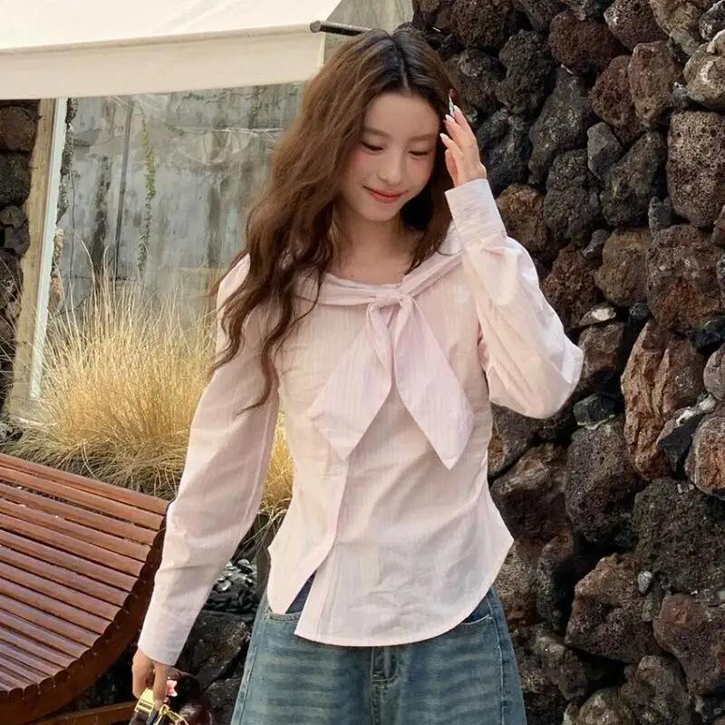 Новая стильная женская хлопковая рубашка в корейском стиле для весны и осени, повседневная, с завязками на талии, стройнящая, с милым бантом, в полоску, с длинным рукавом, модный топ
Новая стильная женская хлопковая рубашка в корейском стиле для весны и осени, повседневная, с завязками на талии, стройнящая, с милым бантом, в полоску, с длинным рукавом, модный топ