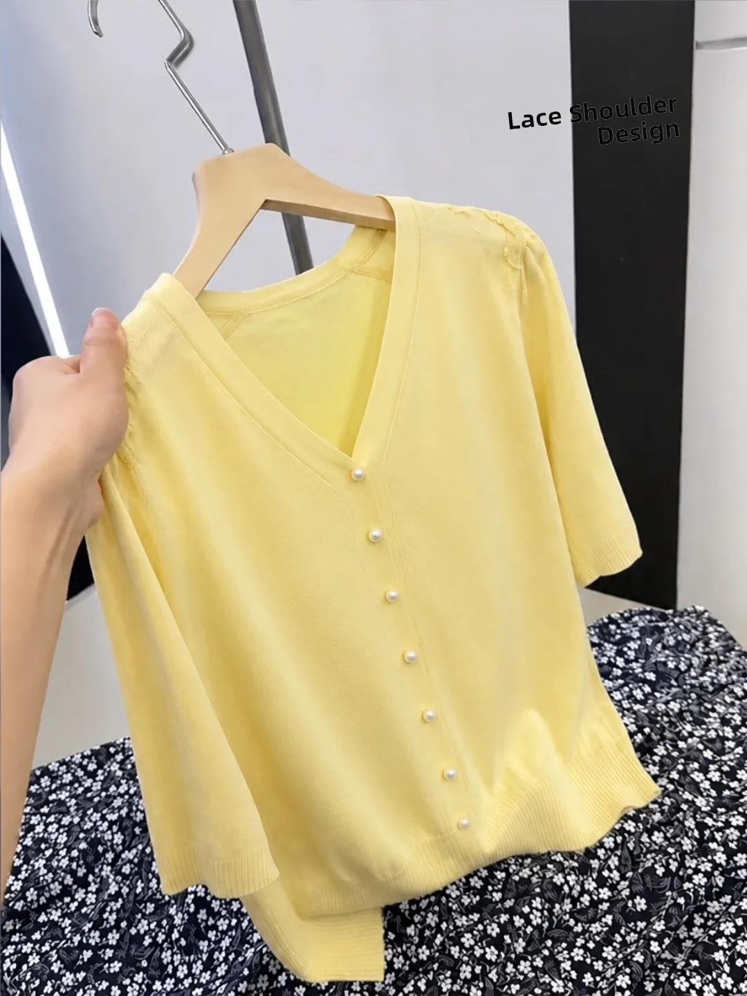 Elegant Ice Silk Knitted Top V-Neck Short Sleeve Soft And Stylish Versatile Summer Fashionable Women's Regular Fit Knitwear
Elegant Ice Silk Knitted Top V-Neck Short Sleeve Soft And Stylish Versatile Summer Fashionable Women's Regular Fit Knitwear
