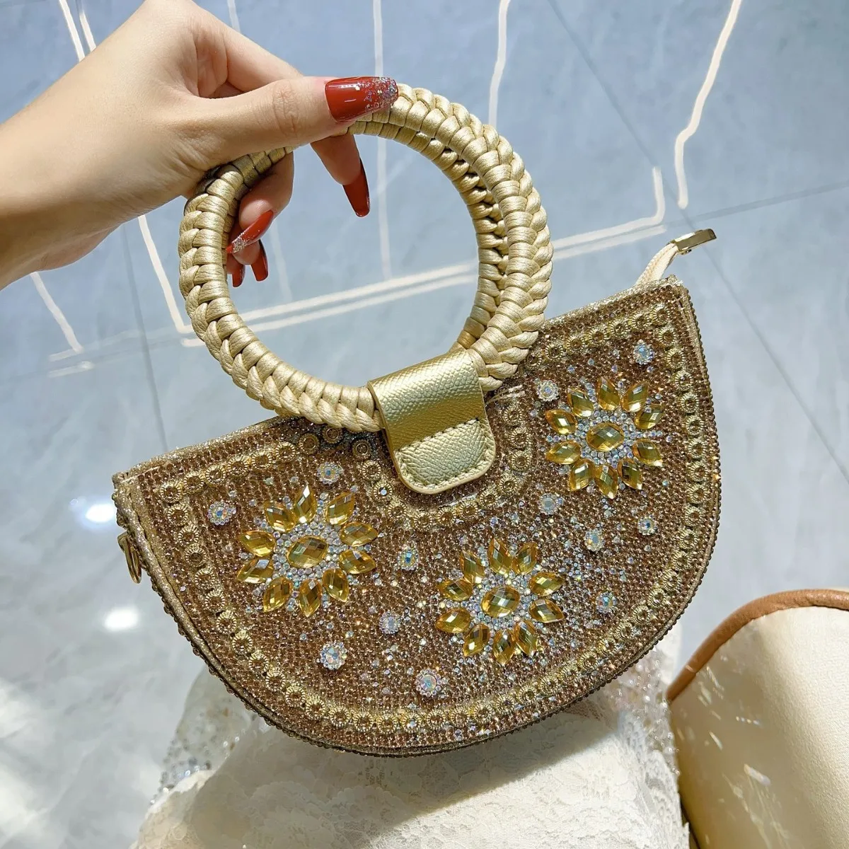 2025 New Luxury Designer Round Handle Half Moon Bags Crystal Glitter Evening Bags Women's Studded Diamond Handbags Shoulder Bags 
2025 New Luxury Designer Round Handle Half Moon Bags Crystal Glitter Evening Bags Women's Studded Diamond Handbags Shoulder Bags
