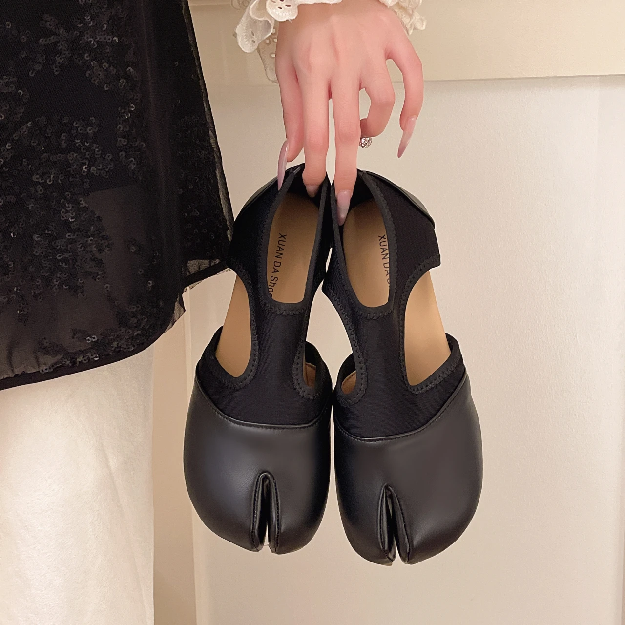 New Women Brand Mary Janes Shoes Summer Split Toe Tabi Walking Sneakers Casual Loafers Designer Black Ballet Flats Sandals
New Women Brand Mary Janes Shoes Summer Split Toe Tabi Walking Sneakers Casual Loafers Designer Black Ballet Flats Sandals