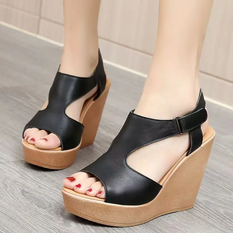 Женские летние новые босоножки на танкетке из натуральной кожи с открытым носком, на толстой нескользящей подошве, с вырезами, на липучке, модные, на высоком каблуке
Женские летние новые босоножки на танкетке из натуральной кожи с открытым носком, на толстой нескользящей подошве, с вырезами, на липучке, модные, на высоком каблуке