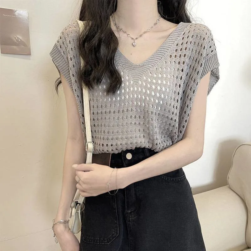 Ladies summer sexy knitted top; lazy style sun protection cardigan with open neck; casual beach style vest top 2025
Ladies summer sexy knitted top; lazy style sun protection cardigan with open neck; casual beach style vest top 2025