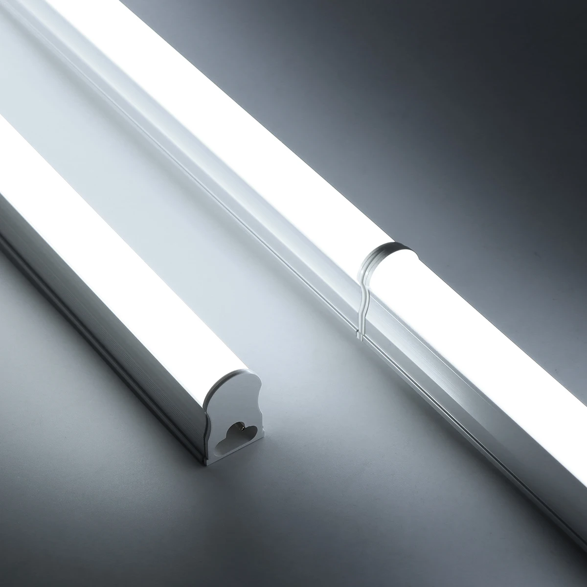 T5 LED Tube 15W 50cm, 2835 LEDs, CRI 80, Aluminum Housing, AC85-265V, Commercial Lighting for Hotel/Office/Store, With/No Plug
T5 LED Tube 15W 50cm, 2835 LEDs, CRI 80, Aluminum Housing, AC85-265V, Commercial Lighting for Hotel/Office/Store, With/No Plug