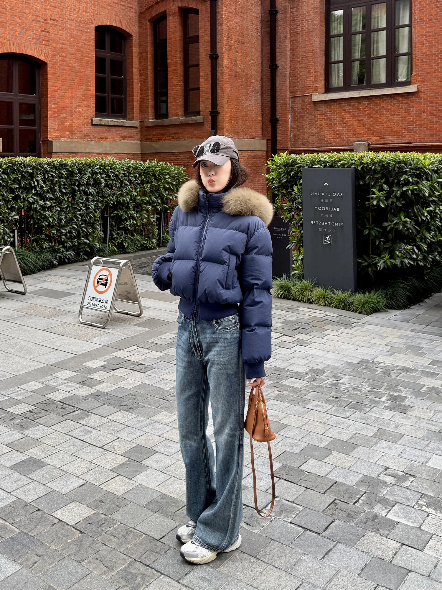 Women's Short down Jacket Removable Fur Collar Waist-Cinching 90 White Duck down Warmth for Winter New Style 2025
Women's Short down Jacket Removable Fur Collar Waist-Cinching 90 White Duck down Warmth for Winter New Style 2025