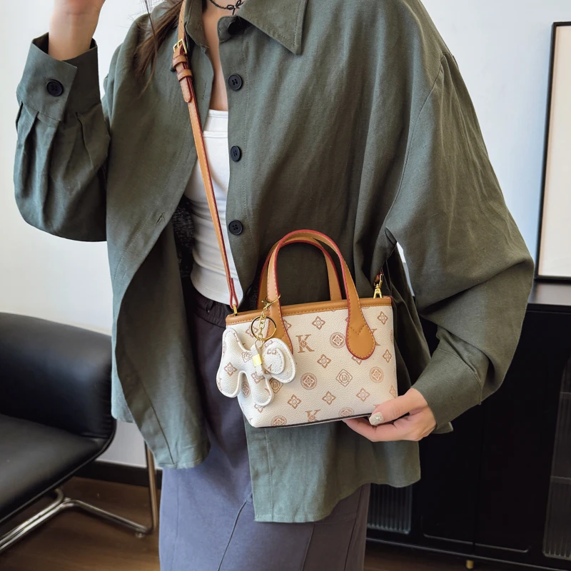 Popular Elegant Crossbody Bag for Women, Genuine Leather Handbag with Gold Accents, Classic Shoulder Bag Chic
Popular Elegant Crossbody Bag for Women, Genuine Leather Handbag with Gold Accents, Classic Shoulder Bag Chic