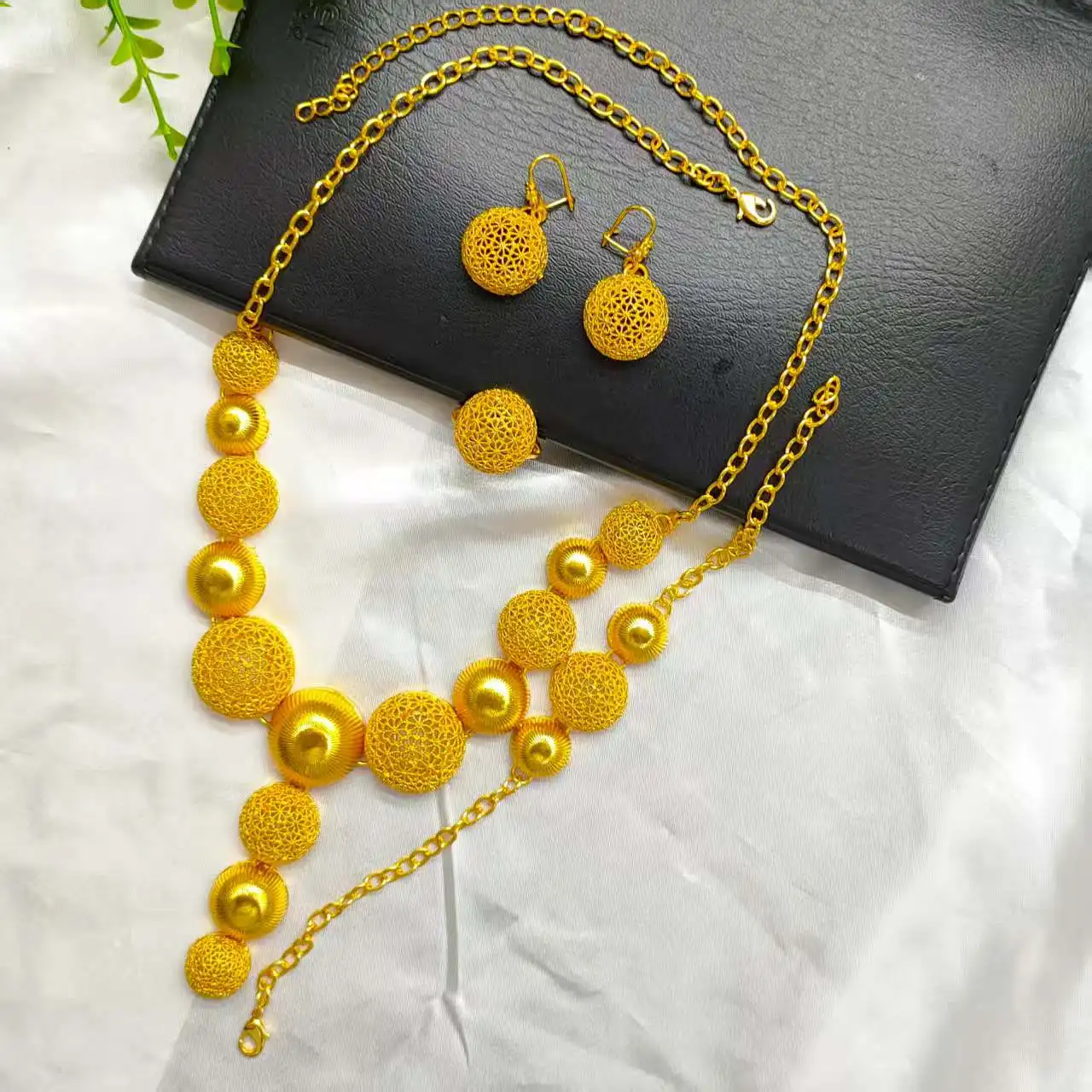 Свадебные комплекты ювелирных изделий из 24-каратного золота в Дубае для женщин, костюм, круглое ожерелье и серьги в Дубае, нигерийские свадебные подарки
Свадебные комплекты ювелирных изделий из 24-каратного золота в Дубае для женщин, костюм, круглое ожерелье и серьги в Дубае, нигерийские свадебные подарки