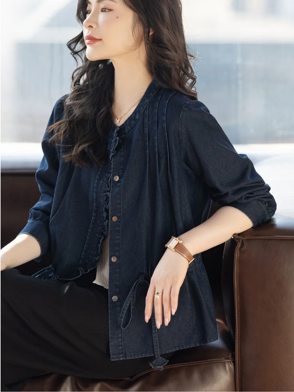 Элегантная женская повседневная блузка с круглым вырезом, весна 2026, с завязками, модным декором под дерево, свободного кроя
Элегантная женская повседневная блузка с круглым вырезом, весна 2026, с завязками, модным декором под дерево, свободного кроя