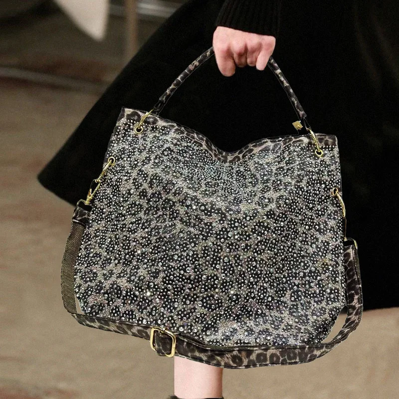 Fashion light luxury Rhinestone Leopard Print Tote BagLarge Capacity Retro Shoulder Handbag
Fashion light luxury Rhinestone Leopard Print Tote BagLarge Capacity Retro Shoulder Handbag