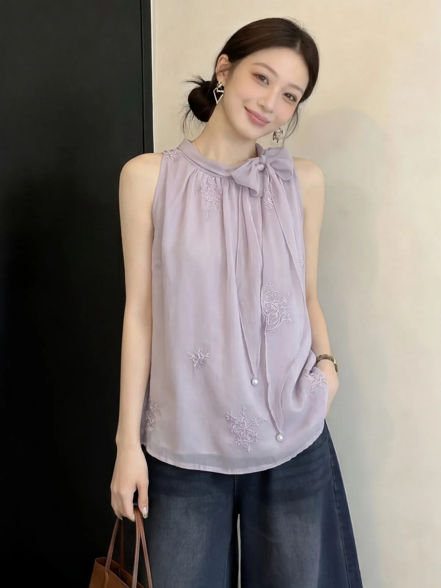 Elegant Embroidered Chiffon Sleeveless Shirt Women's Summer Sweet Bow Knot Beaded Beautiful Vest Top Fashionable Stand Collar
Elegant Embroidered Chiffon Sleeveless Shirt Women's Summer Sweet Bow Knot Beaded Beautiful Vest Top Fashionable Stand Collar