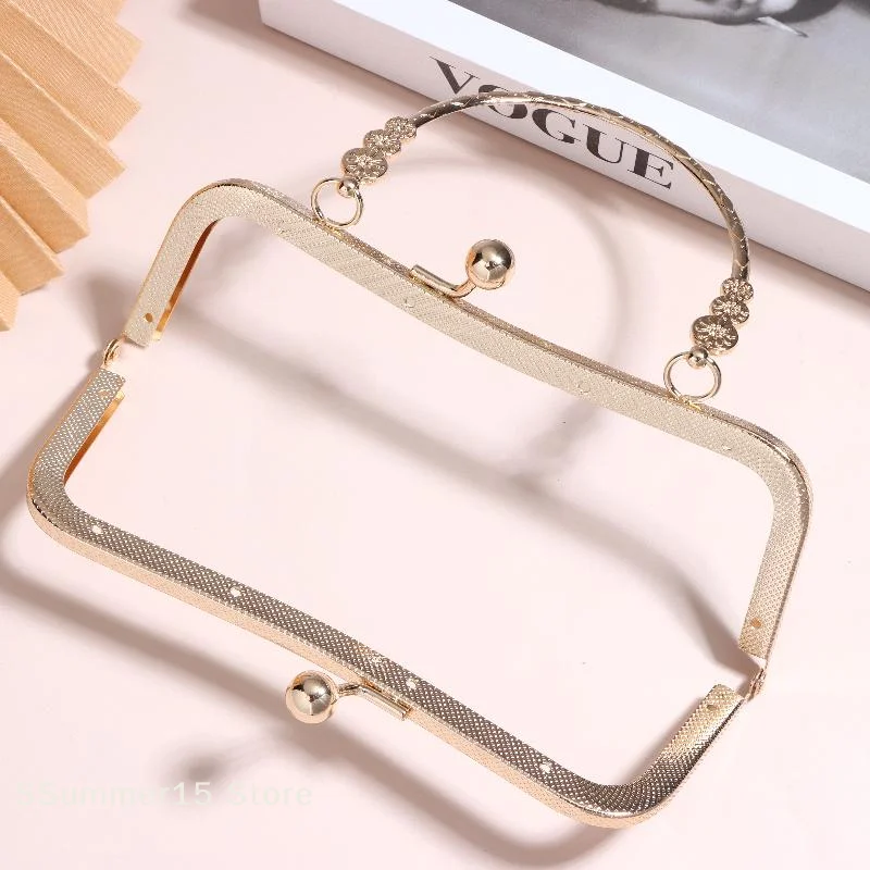 【R】Metal Purse Frame With Curved Handle Kiss Lock Clasp Hardware For DIY Handmade Coin Bag Evening Clutch Bag Making Accessories
【R】Metal Purse Frame With Curved Handle Kiss Lock Clasp Hardware For DIY Handmade Coin Bag Evening Clutch Bag Making Accessories
