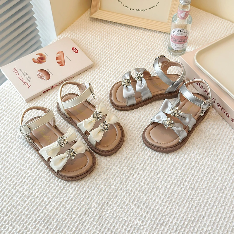 2025 Summer New Children Sandals for Girls Fashion Korean Style Soft Bottom Anti-slippery Versatile Princess Bowtie Beach Shoes
2025 Summer New Children Sandals for Girls Fashion Korean Style Soft Bottom Anti-slippery Versatile Princess Bowtie Beach Shoes