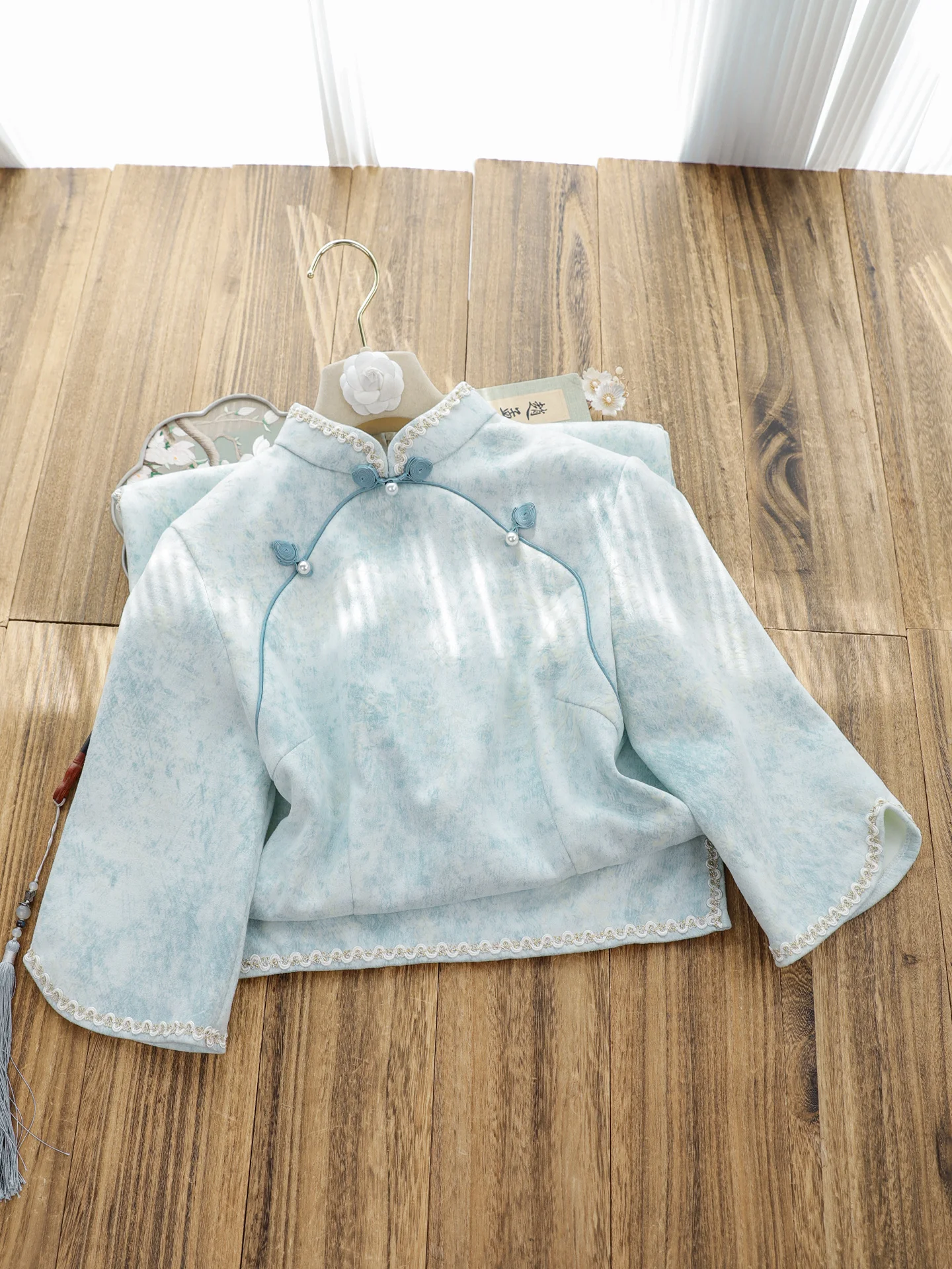 Новое китайское платье Ele Blue Suede больших размеров для молодых женщин: дышащее, с длинными рукавами, низким разрезом, для повседневной носки
Новое китайское платье Ele Blue Suede больших размеров для молодых женщин: дышащее, с длинными рукавами, низким разрезом, для повседневной носки