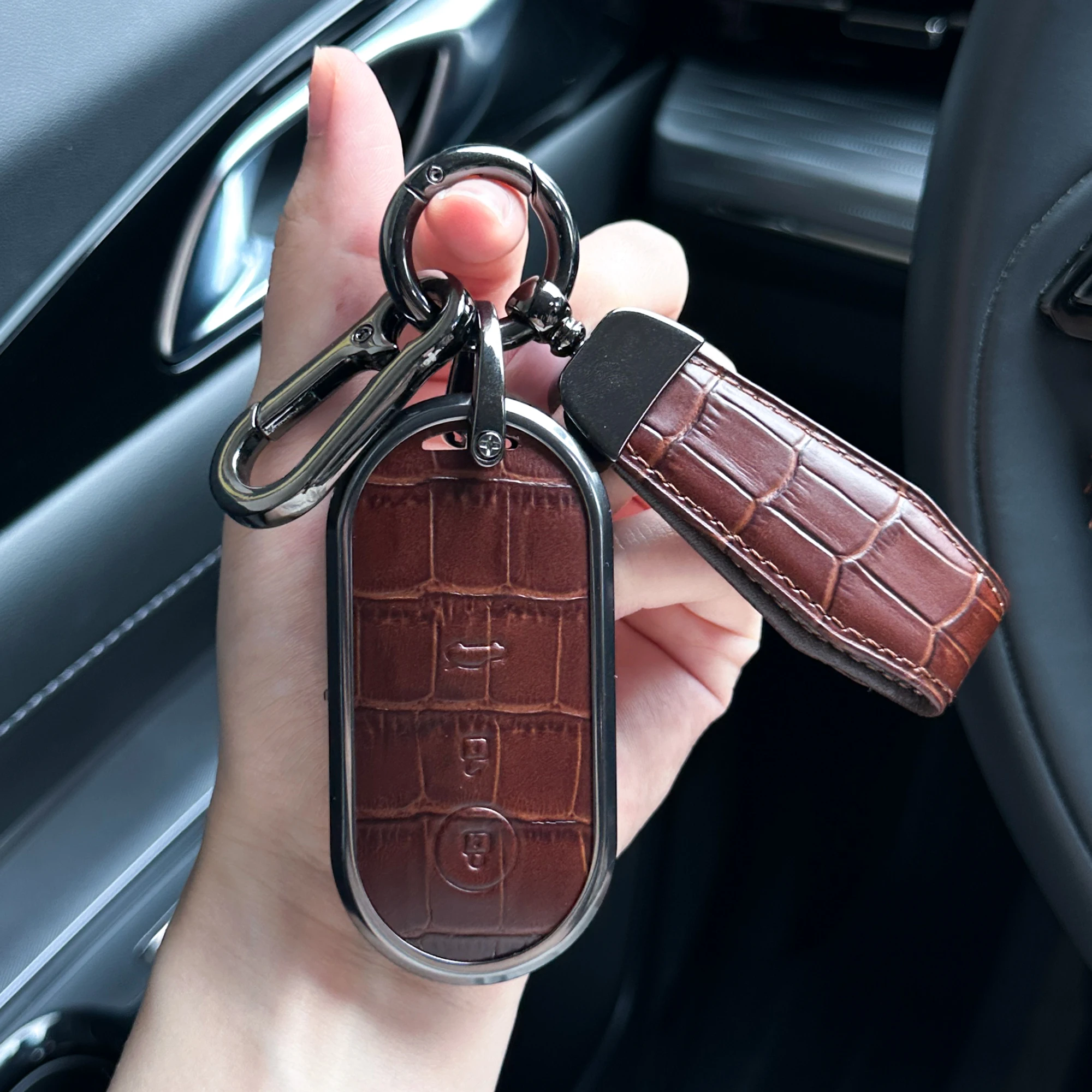 Suitable for AITO M5 M7 Zinc Alloy + Leather Car Key Protection Cover Fall Prevention Protection Key
Suitable for AITO M5 M7 Zinc Alloy + Leather Car Key Protection Cover Fall Prevention Protection Key