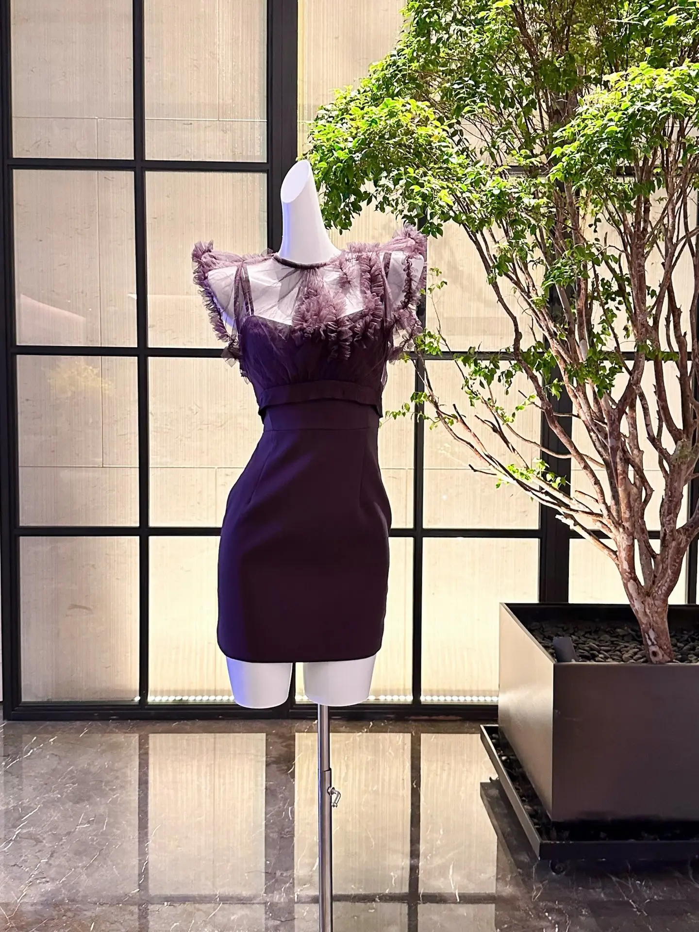 Women Slim 2-Piece Set Ruffles Spliced Round Neck Mesh Cape + V-Neck Sleeveless High Waist Fashion Sling Dress
Women Slim 2-Piece Set Ruffles Spliced Round Neck Mesh Cape + V-Neck Sleeveless High Waist Fashion Sling Dress