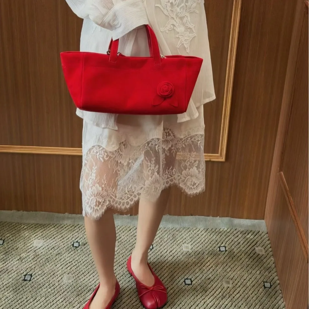 New Leather Red Rose Tote Pillow Portable Shoulder Messenger Women's Unique Texture Fashionable and Simple Versatile Advanced
New Leather Red Rose Tote Pillow Portable Shoulder Messenger Women's Unique Texture Fashionable and Simple Versatile Advanced