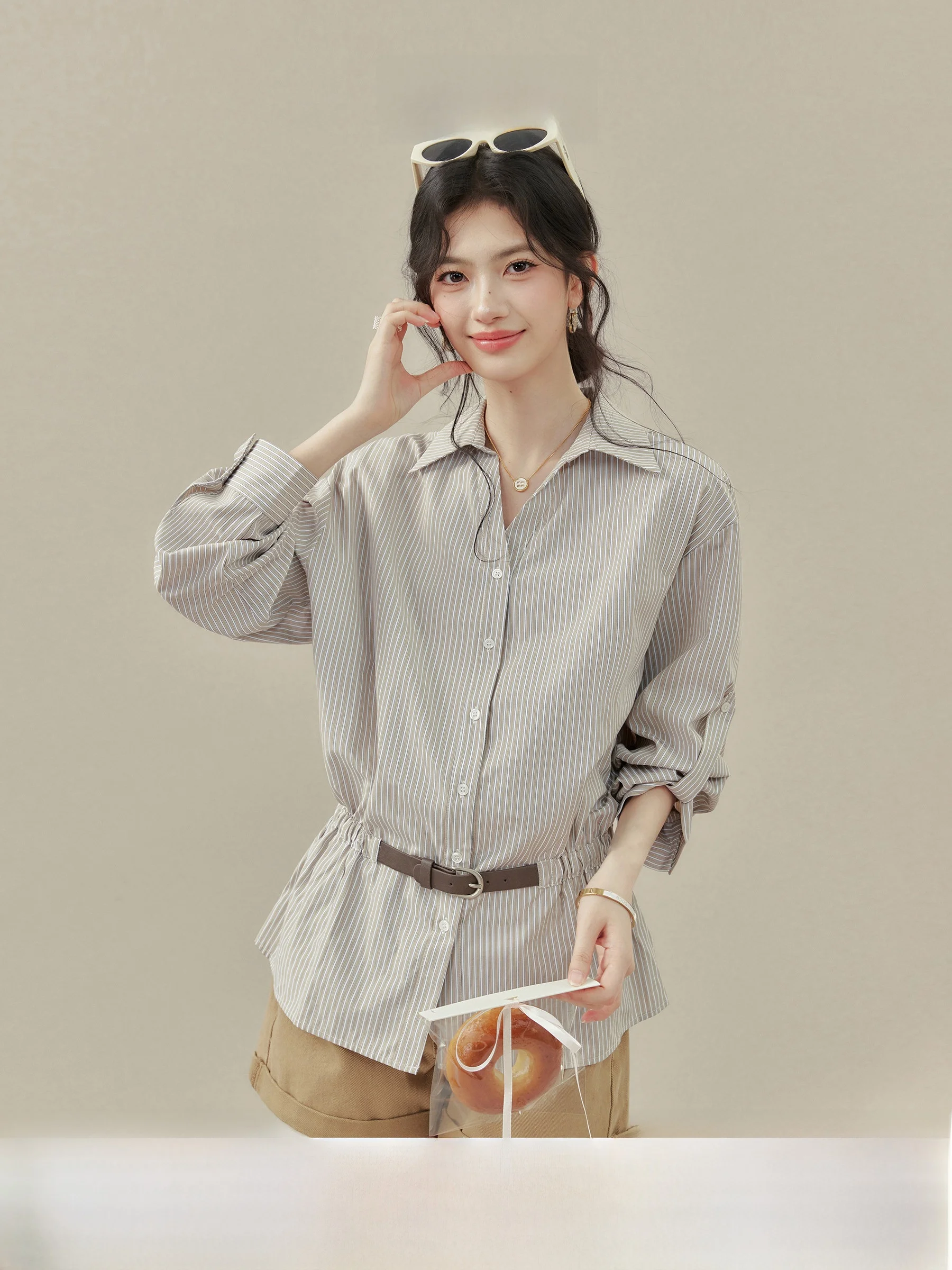 Unique Striped Waist-Cinching Shirt for Women Early Spring Flip-Collar Small Top Casual Loose Fit Long Sleeve Business Shirt
Unique Striped Waist-Cinching Shirt for Women Early Spring Flip-Collar Small Top Casual Loose Fit Long Sleeve Business Shirt