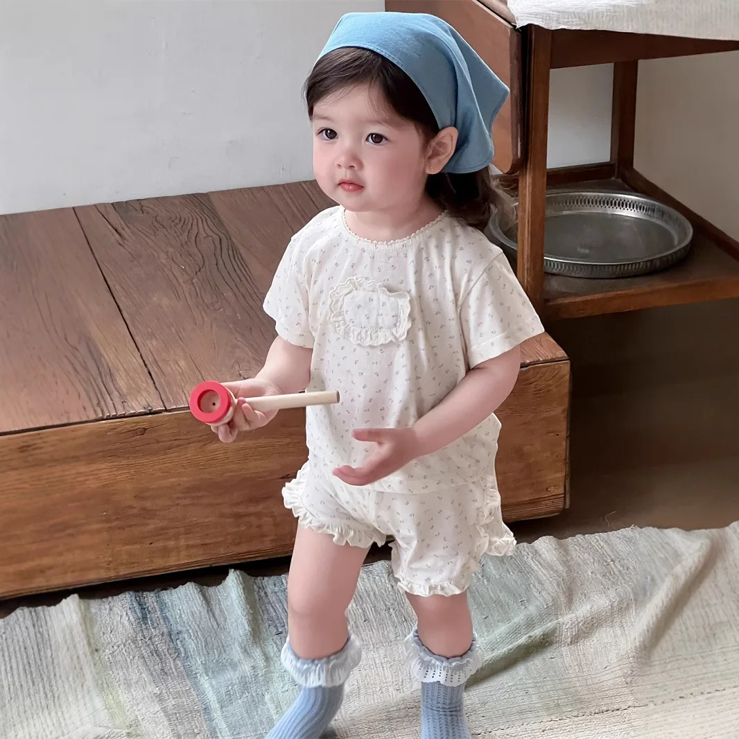 Girls Suit 2025 Summer New Childrens Clothing Korean Style Girl Baby Cute Floral Short-sleeved Shorts Two Sets Casual Simple
Girls Suit 2025 Summer New Childrens Clothing Korean Style Girl Baby Cute Floral Short-sleeved Shorts Two Sets Casual Simple