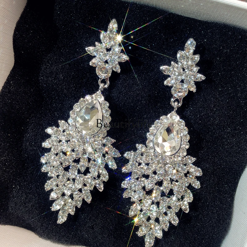 Light luxury exaggerated high-end earrings long tassel full diamond feather temperament earrings
Light luxury exaggerated high-end earrings long tassel full diamond feather temperament earrings