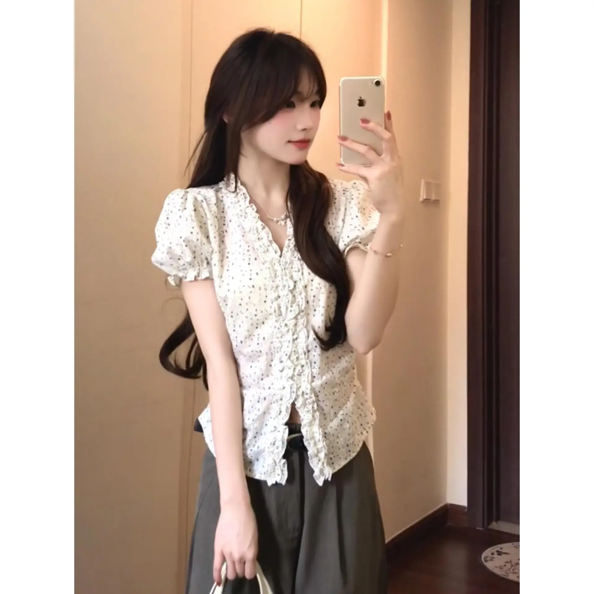 Slim Fit Short Sleeve Women's Shirt V Neck Bubble Sleeve Fashion French Style Polyester Fiber 2026 New Summer Top
Slim Fit Short Sleeve Women's Shirt V Neck Bubble Sleeve Fashion French Style Polyester Fiber 2026 New Summer Top