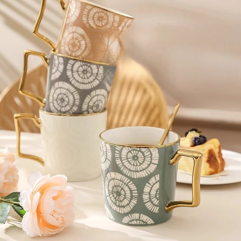 Высококачественные внешние виды стандарта, легкие роскошные кружки, женские чашки для воды, резные керамические чашки, чашки для завтрака
Высококачественные внешние виды стандарта, легкие роскошные кружки, женские чашки для воды, резные керамические чашки, чашки для завтрака