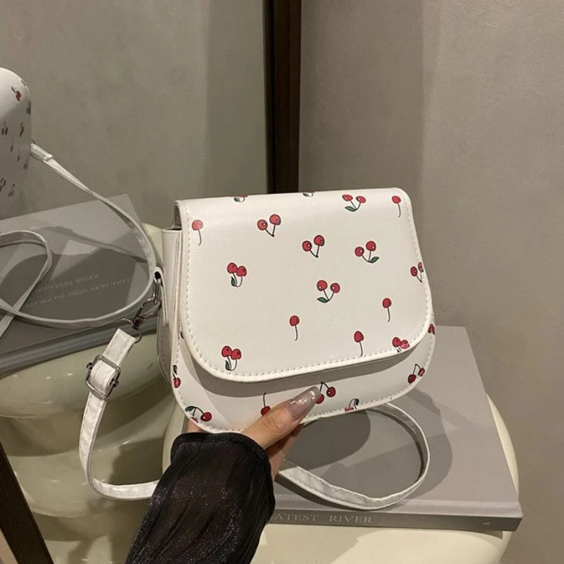 Модная женская сумка с милым принтом фруктов, повседневная шикарная текстурированная сумка через плечо в стиле ретро, милая женская сумка через плечо
Модная женская сумка с милым принтом фруктов, повседневная шикарная текстурированная сумка через плечо в стиле ретро, милая женская сумка через плечо