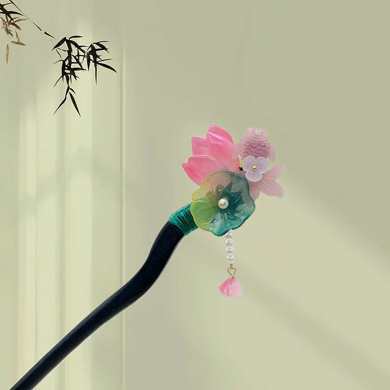 New Chinese-style lotus, lotus leaf and koi hairpin with a high-end feel, ancient-style tassel and retro wooden hairpin
New Chinese-style lotus, lotus leaf and koi hairpin with a high-end feel, ancient-style tassel and retro wooden hairpin