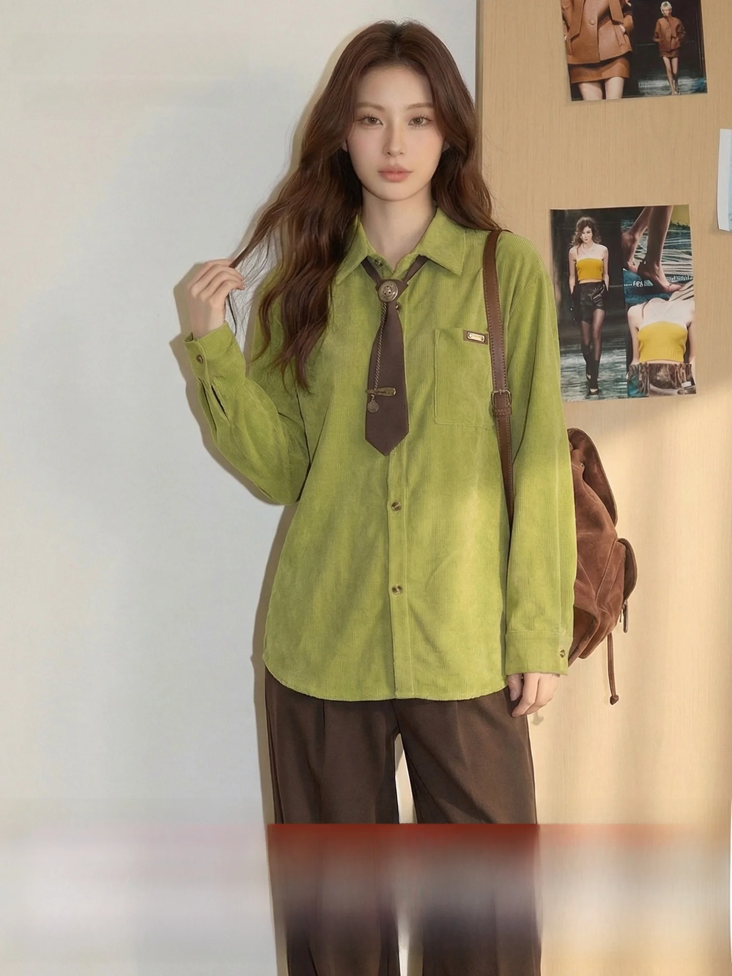 Женская вельветовая рубашка свободного кроя Meng Xiaoqi Spring 2026 в стиле ретро с завязками, универсальный топ, стройнящий фигуру
Женская вельветовая рубашка свободного кроя Meng Xiaoqi Spring 2026 в стиле ретро с завязками, универсальный топ, стройнящий фигуру