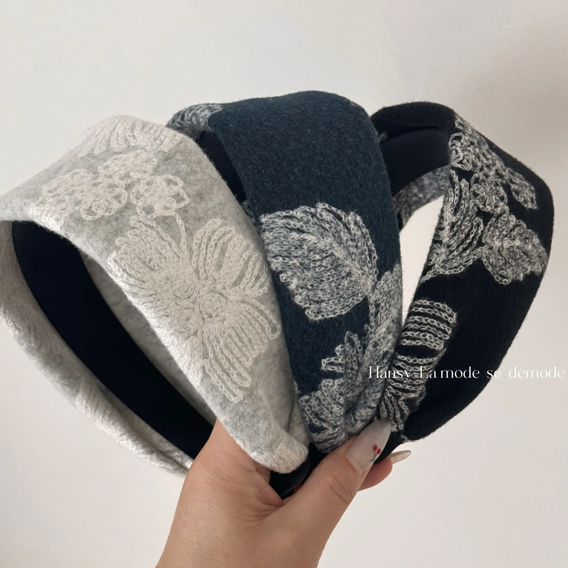 Sweet Vintage Wool Headband Chinese Style Wide Hairband Elegant Pure Color High Crown Hair Accessories
Sweet Vintage Wool Headband Chinese Style Wide Hairband Elegant Pure Color High Crown Hair Accessories