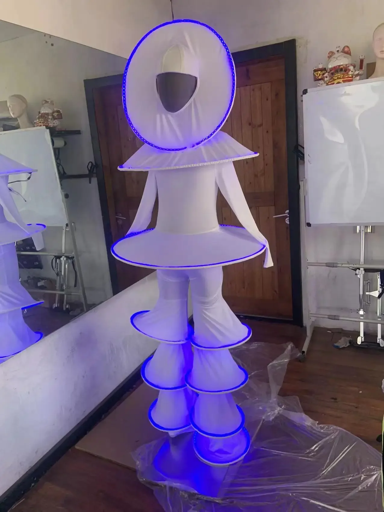 stilts walker outfit concert cloth led light Stage costumes performance art gogo clown led luminous clothing props bar
stilts walker outfit concert cloth led light Stage costumes performance art gogo clown led luminous clothing props bar