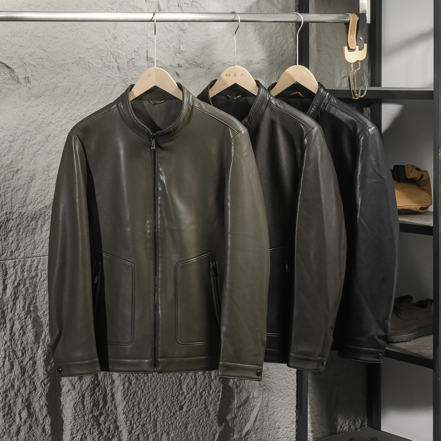 Soft Leather Feel Fashionable Men's Biker Jacket Stand Collar Motorcycle Clothes New Arrival Autumn 2025 Loose Fit Casual Style
Soft Leather Feel Fashionable Men's Biker Jacket Stand Collar Motorcycle Clothes New Arrival Autumn 2025 Loose Fit Casual Style