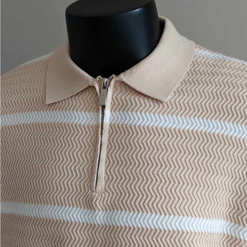 Вязаный свитер в полоску с винтажным воротником и застежкой-молнией — минималистичный элегантный дизайн, высококачественный полосатый свитер
Вязаный свитер в полоску с винтажным воротником и застежкой-молнией — минималистичный элегантный дизайн, высококачественный полосатый свитер