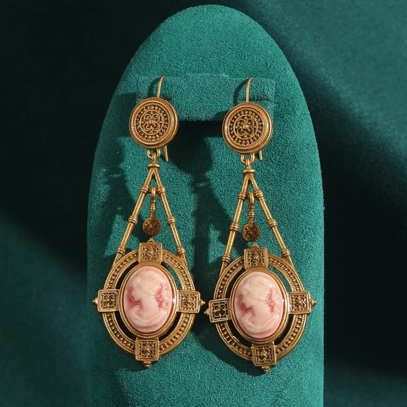 Vintage Pink Cameo Relief Earrings Luxury Designer Jewelry Gold Color For Woman Trendy Brand Design High Quality Gift Wedding
Vintage Pink Cameo Relief Earrings Luxury Designer Jewelry Gold Color For Woman Trendy Brand Design High Quality Gift Wedding