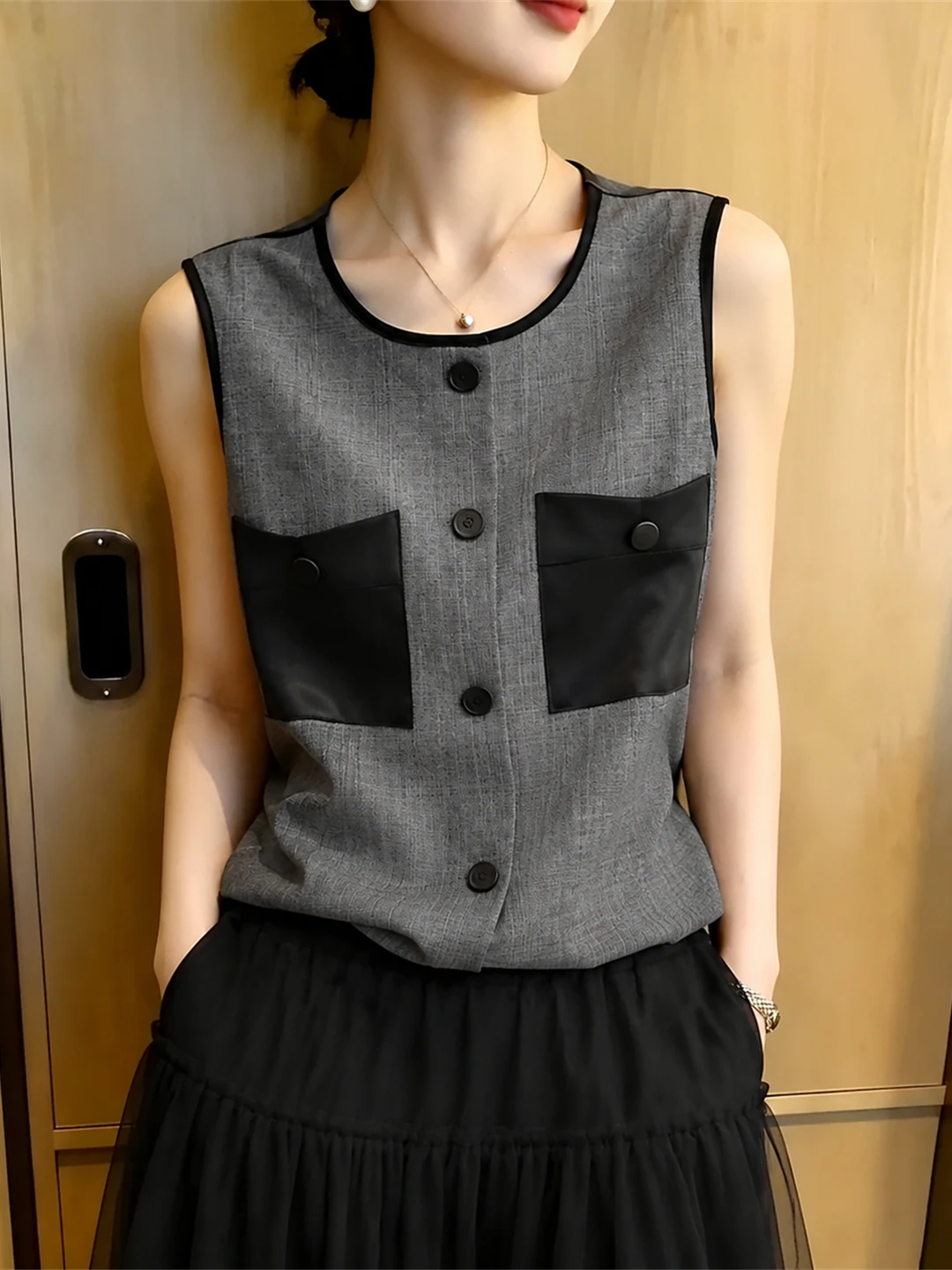 Fashionable round Neck Sleeveless Vest Top Women's Clothing Layering Style Summer 2026 Single Button Age-Defying Shirt
Fashionable round Neck Sleeveless Vest Top Women's Clothing Layering Style Summer 2026 Single Button Age-Defying Shirt