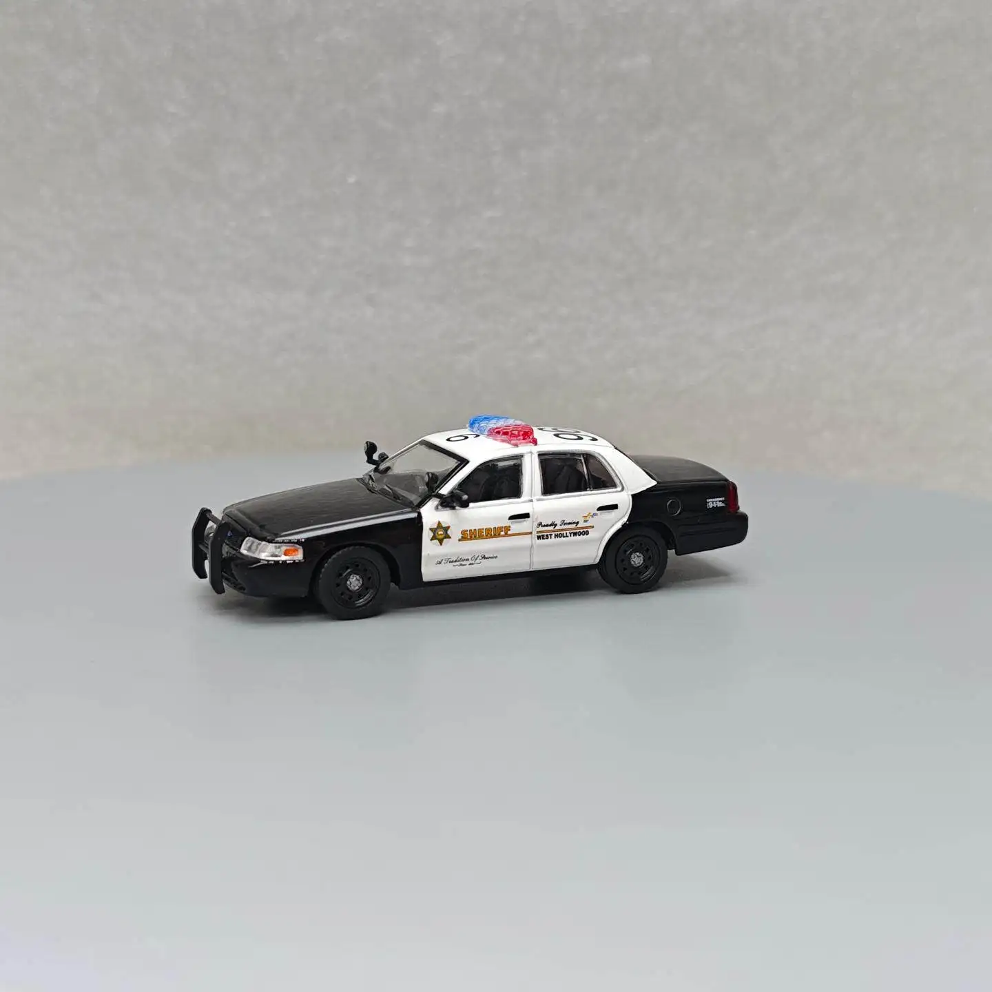 596 1:64 Crown Victoria Cv Los Angeles Sheriff Painted Police Car 124 Diecast Alloy Car Model Collectible Gift
596 1:64 Crown Victoria Cv Los Angeles Sheriff Painted Police Car 124 Diecast Alloy Car Model Collectible Gift