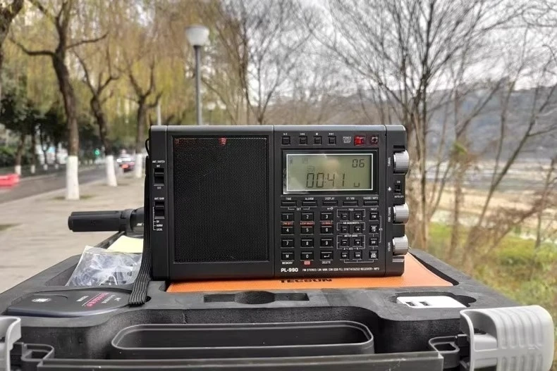 Gold seller PL-990 MW/LW/SW/FM SSB Full-Band Radio Multi-function Portable Radio Receivers High Sensitivity DSP Digital Radio P
Gold seller PL-990 MW/LW/SW/FM SSB Full-Band Radio Multi-function Portable Radio Receivers High Sensitivity DSP Digital Radio P